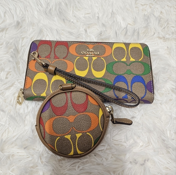 Coach Long Zip Around Wallet In Rainbow Signature Canvas CA720 - Picture 1 of 3